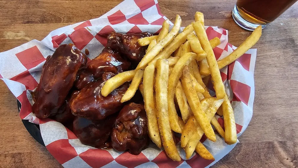 Special 8 Chicken Wings with Barbecue Sauce and Seasoned Fries